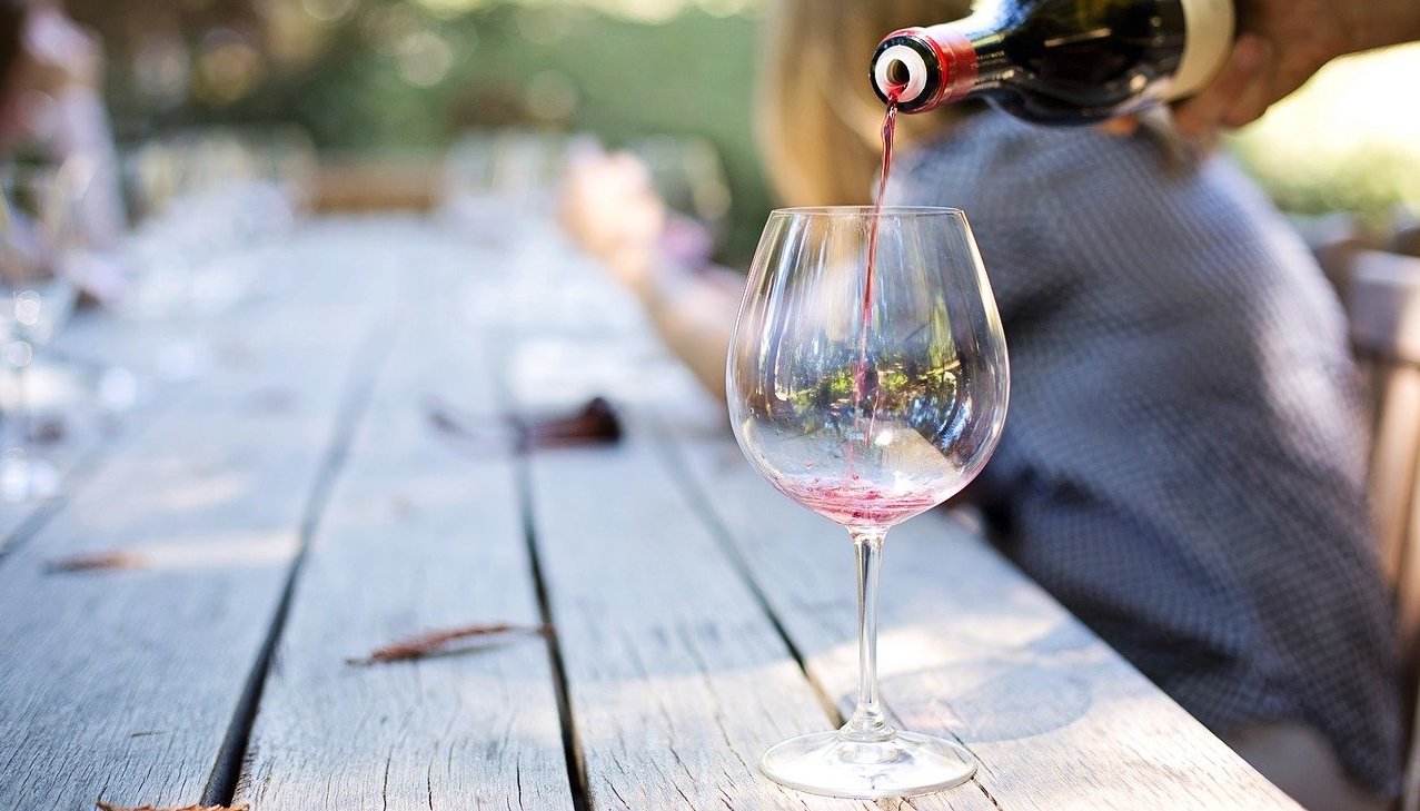 ¿Cómo decantar el vino correctamente?